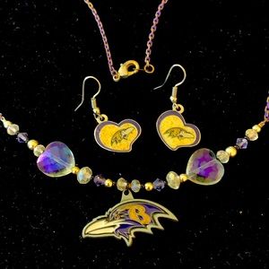 Baltimore Ravens necklace & earrings 2 piece set has dangling Ravens guc 17”